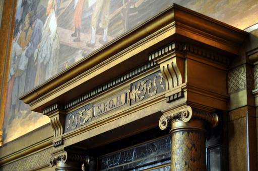 Foto aus dem Rathaus. Hier der Festsaal. Die Inschrift S.P.Q.H. über der Tür steht für 